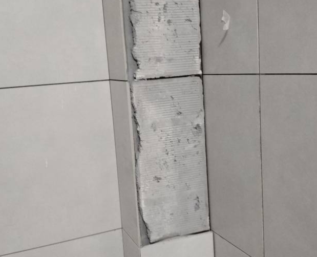 霍邱瓷砖空鼓维修公司分享下瓷砖施工前基层浇水润湿程度不足，可能导致以下问题
